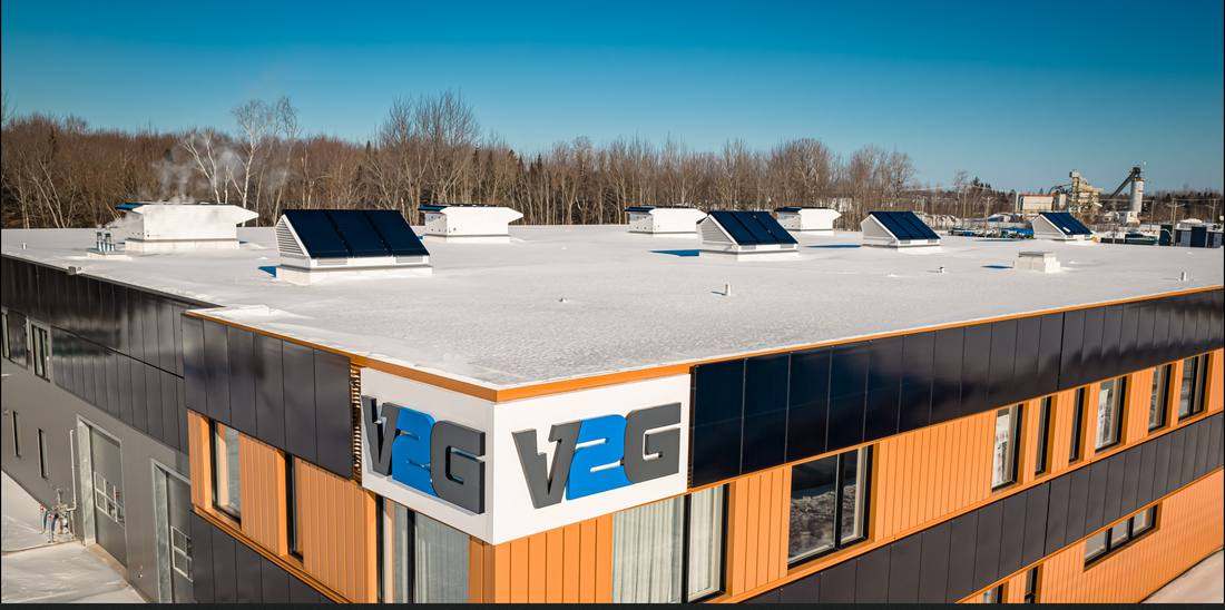 Toiture d’un bâtiment industriel équipée de modules ENERPROX et de panneaux solaires.