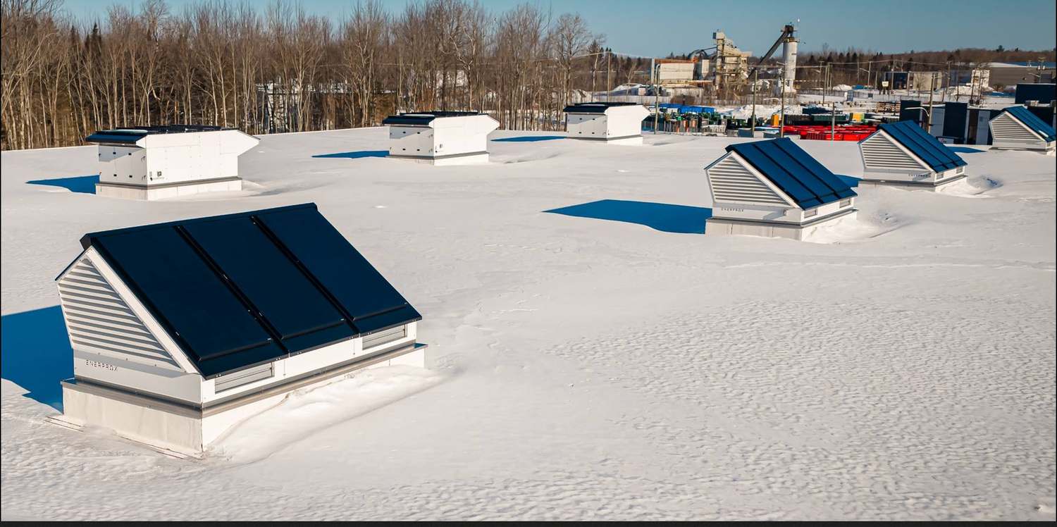 Toiture productive : modules Thermo alignés sur un toit blanc en hiver.